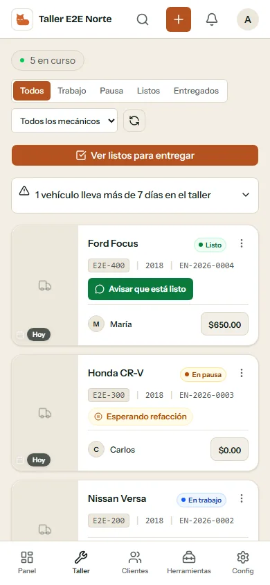 Lista de autos en el taller con su estado: listo, en pausa esperando refacción y en trabajo.